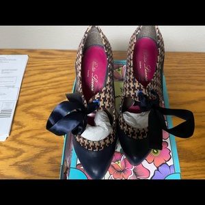 Beautiful Vintage women’s heels worn once
